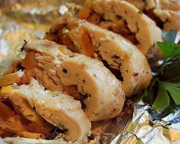 РЕЦЕПТЫ: Куриный рулет с курагой и соусом песто