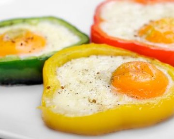 РЕЦЕПТЫ: Яичница в овощных колечках